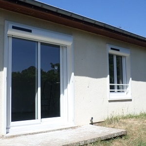 OF, coulissant PVC blanc et volets roulants solaires aluminium blanc